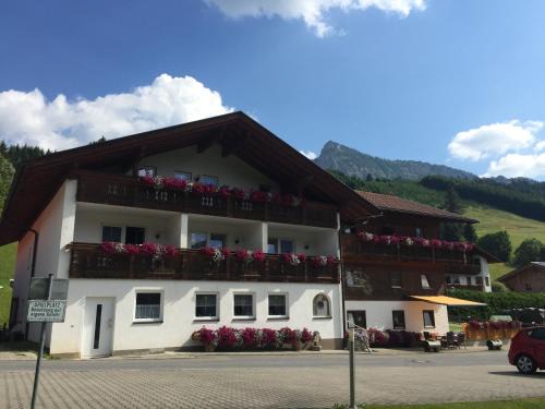 Tannheim House | Cozy Gastehaus Reichle with Ocean View & Family-Friendly Vibes