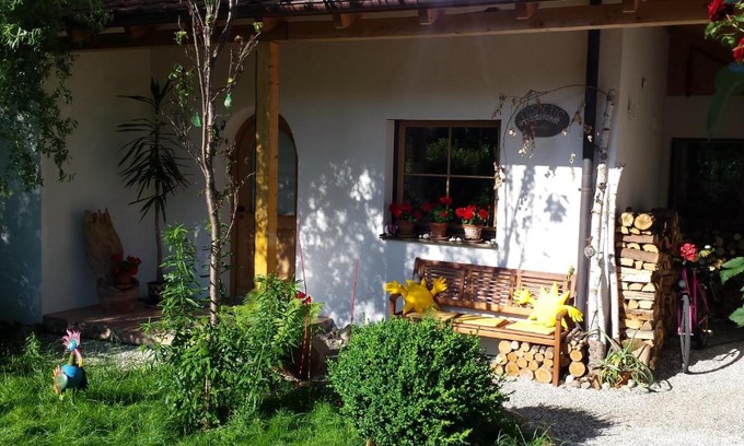Wessling House | Charming Gastezimmer Near Wesslinger See with Ocean Views