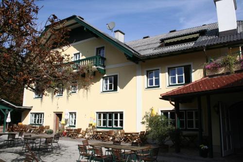 Elsbethen House | Pet-Friendly Gasthaus Überfuhr with Family Amenities