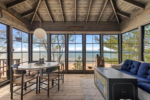 Bridgman House | Discover Gasthaus Fox: Pet-Friendly Oceanfront Retreat