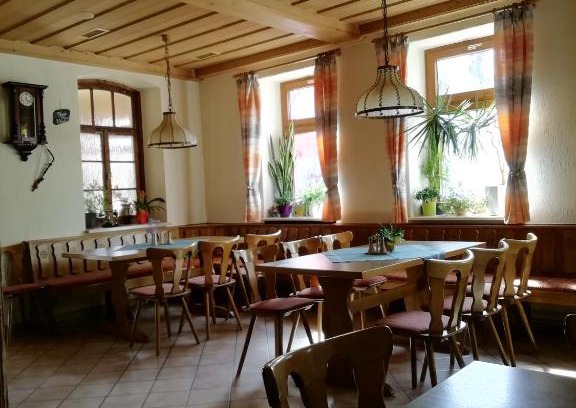 Friesau Hotel | Comfortable Gasthaus Goldner Löwe with Family-Friendly Dining