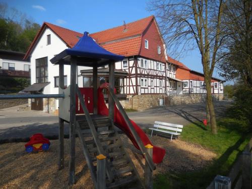 Berneburg House | Welcoming Gasthaus Gonnermann: Pet-Friendly Retreat