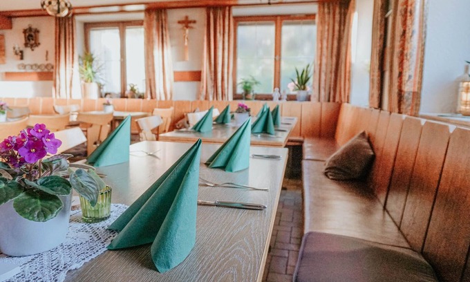 Wangen im Allgaeu Hotel | Welcoming Gasthaus Hirsch: Family-Friendly with Dining Options