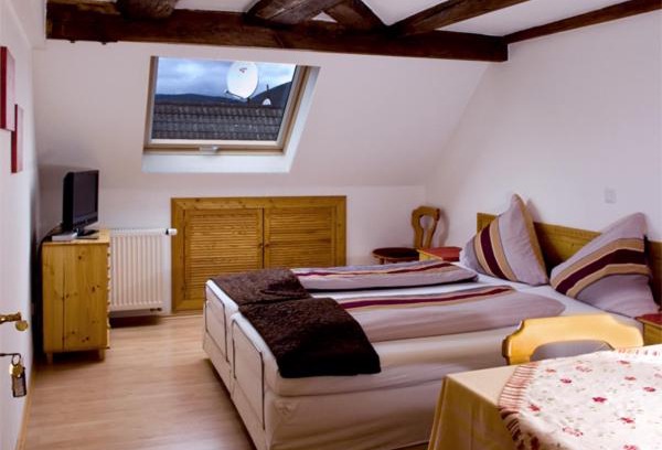 Edenkoben House | Comfortable Gasthaus Korfu: Family-Friendly & Pet Welcoming