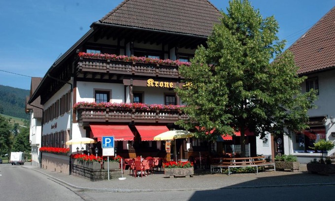 Simonswald House | Pet-Friendly Gasthaus-Krone-Post with Pool & Breakfast