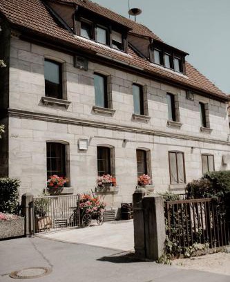 Eckental Hotel | Cozy Gasthaus Rotes Ross: Family-Friendly with Breakfast