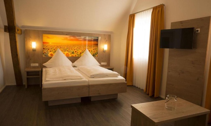 Colmberg Hotel | Welcoming Gasthaus Schwarzer Adler: Pet-Friendly Retreat