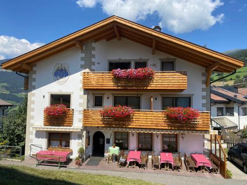 Chiusa Hotel | Cozy Gasthaus St. Valentin: Pet-Friendly with Breakfast
