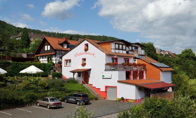 Wernersberg Apartment | Welcoming Gasthaus Trifelsblick: Family-Friendly Retreat