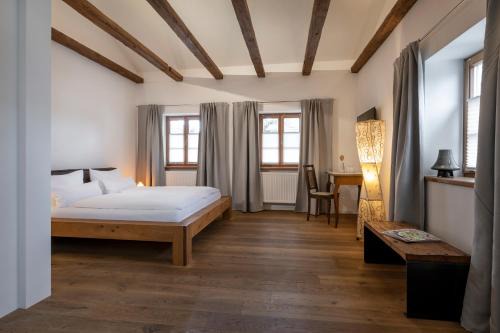 Fridolfing Hotel | Pet-Friendly Gasthaus Unterwirt with Top Guest Ratings