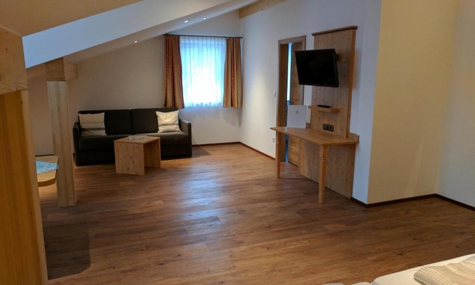Bad Feilnbach Hotel | Cozy Gasthaus Weingast: Family-Friendly with Breakfast Included