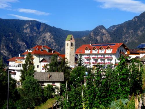 Lazfons Hotel | Discover Gasthaus zum Weissen Kreuz: Pet-Friendly Escape