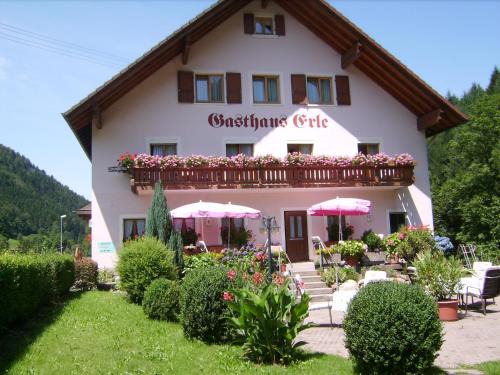 Obersimonswald House | Cozy Gasthaus Zur Erle: Family-Friendly with Restaurant & Breakfast