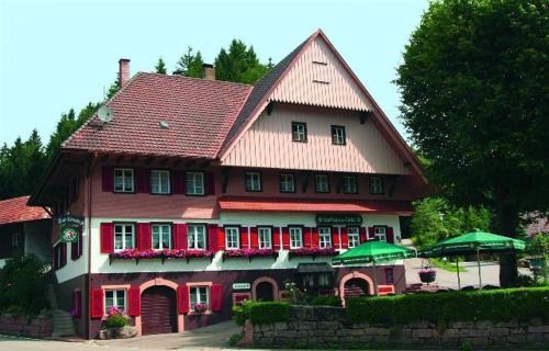 Oberharmersbach Hotel | Discover Gasthaus Zur Linde: Pet-Friendly Retreat with Dining
