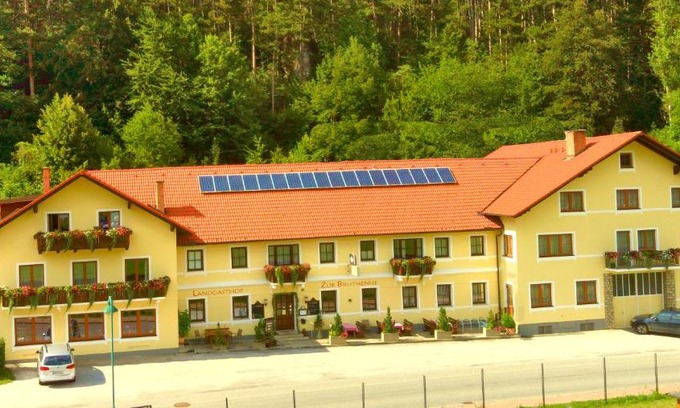Furth an der Triesting House | Welcoming Gasthof zur Bruthenne with Hot Tub & Breakfast