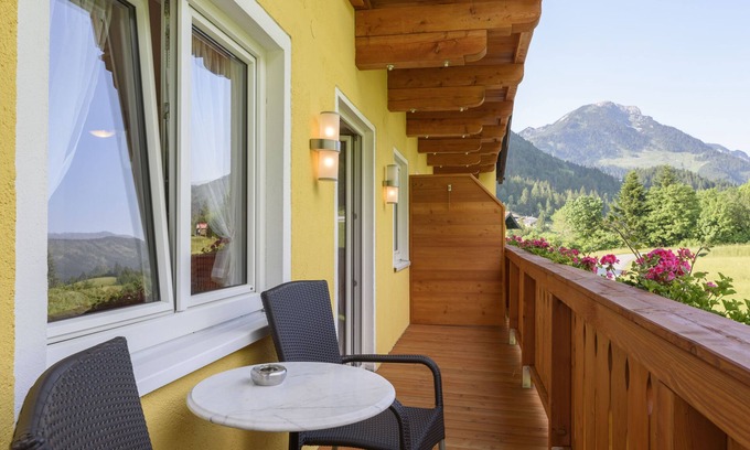 Russbach am Pass Gschuett Hotel | Discover Gasthof Waldwirt: Spa, Family-Friendly Retreat