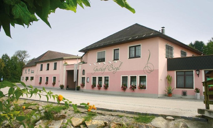 Hurm Hotel | Pet-Friendly Stay at Gasthof Birgl with Breakfast Included
