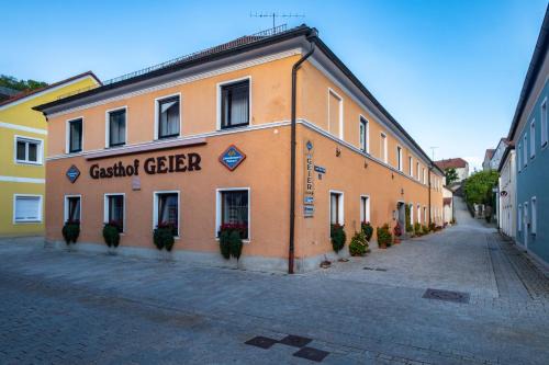 Worth an der Donau Hotel | Discover Gasthof Geier: Pet & Child Friendly Retreat