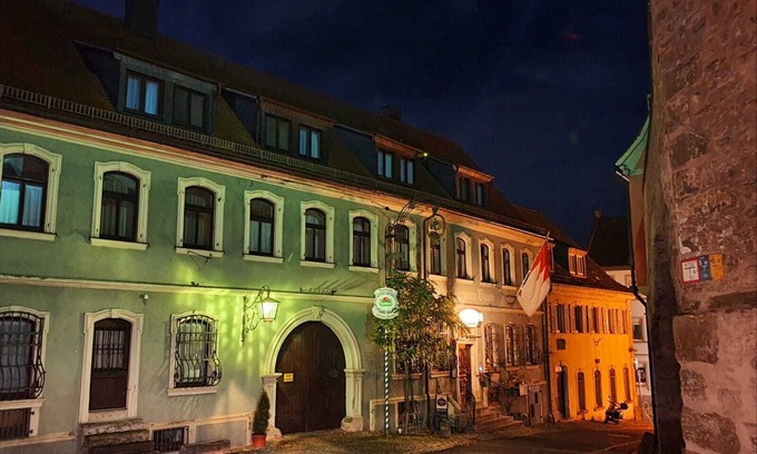 Dettelbach Hotel | Discover Comfort at Gasthof Grüner Baum with Family-Friendly Amenities