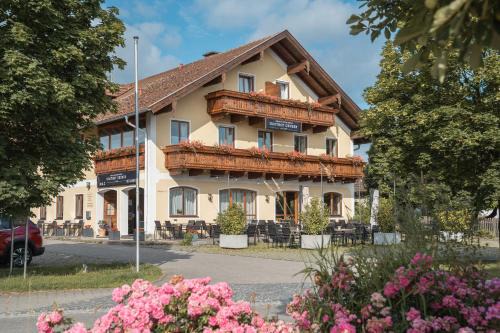 Fridolfing Hotel | Experience Comfort at Gasthof Gruber with Ocean Views