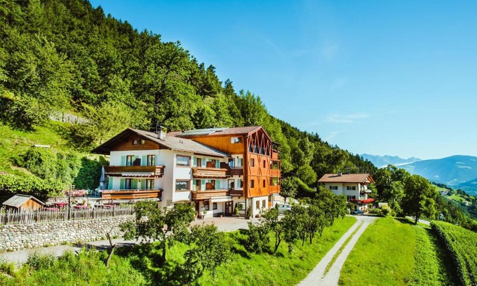 Feldthurns Hotel | Pet-Friendly Gasthof Hotel Wöhrmaurer with High Guest Ratings