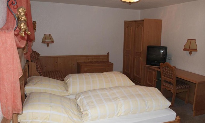 Heppenheim House | Pet-Friendly Gasthof Jäger with Breakfast & Restaurant Access