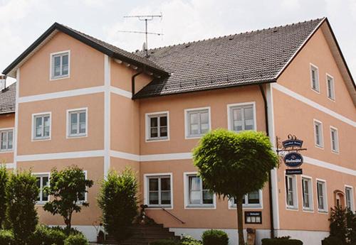 Adelschlag Hotel | Discover Gasthof Krone Ochsenfeld: Pet-Friendly Retreat