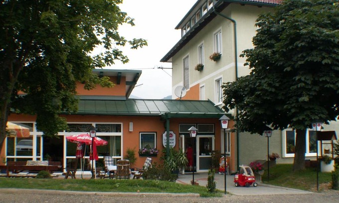 Gloednitz House | Pet-Friendly Gasthof-Pension Hochsteiner with Great Ratings