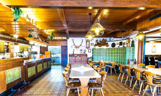 Denkendorf House | Cozy Gasthof Pension Post: Family-Friendly with Breakfast