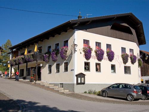 Rieden am Forggensee House | Pet-Friendly Getaway at Gasthof Rössle with Restaurant Access