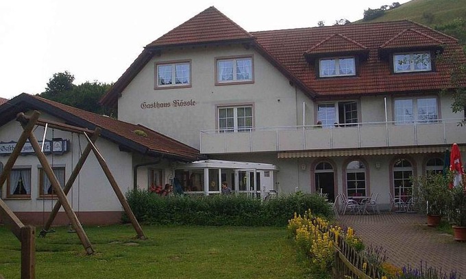 Vogtsburg Hotel | Cozy Gasthof Rössle: Pet-Friendly with Breakfast Included