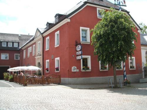 Zell im Fichtelgebirge House | Pet-Friendly Gasthof Rotes Roß with Breakfast and Dining