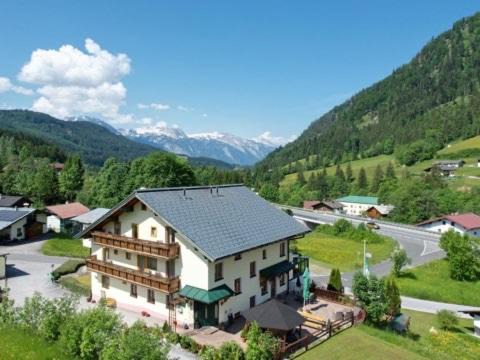 Russbach am Pass Gschuett Bed & Breakfast | Gasthof Schönblick Rußbach: Family-Friendly Retreat