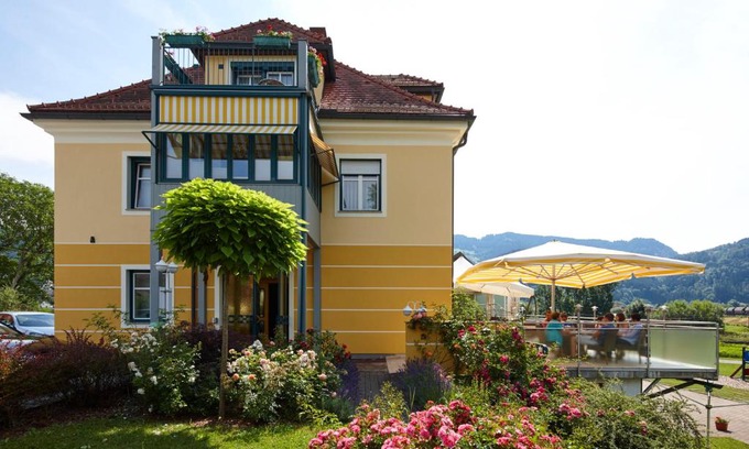 Bruckl Hotel | Welcoming Gasthof Schattleitner: Pet-Friendly Retreat
