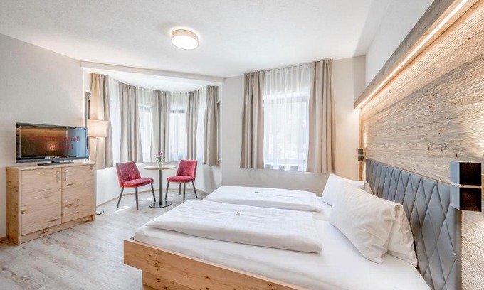Kirchbichl Hotel | Oceanfront Retreat at Gasthof Schroll with Pet-Friendly Perks