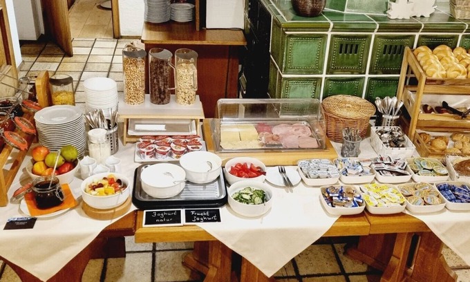 Schwarzach am Main Hotel | Exceptional Stay at Gasthof Schwarzes Roß with Breakfast