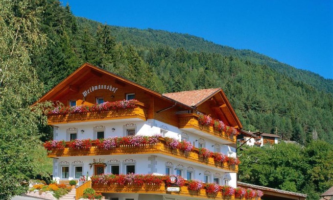 Bressanone Hotel | Cozy Gasthof Weidmannshof: Pet-Friendly with Top Amenities