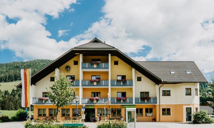 Zedlitzdorf Hotel | Welcoming Gasthof Wunder: Pet-Friendly Stay with Breakfast