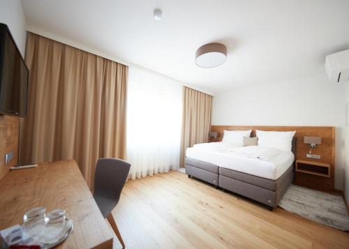 Lackenbach Hotel | Discover Gasthof zum Schilling: Poolside Oceanfront Retreat