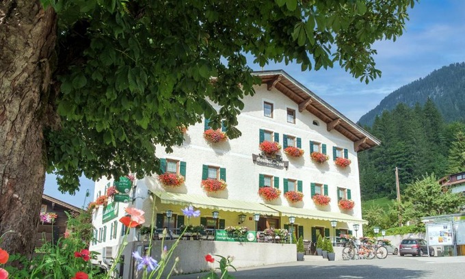 Sankt Jakob in Haus Hotel | Pet-Friendly Gasthof zur Post - Hauserwirt with Restaurant