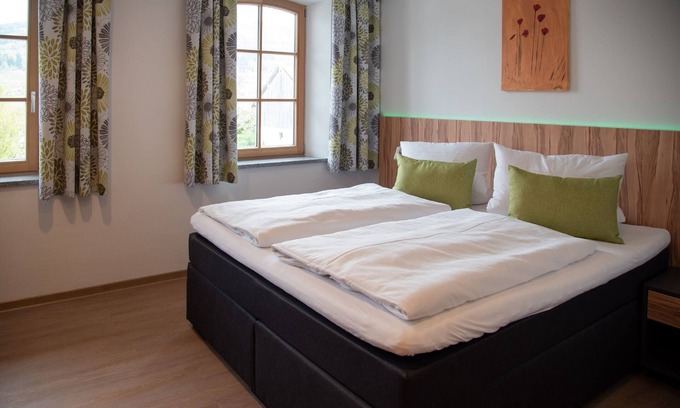 Lalling Hotel | Cozy Gasthof zur Post: Family-Friendly with Breakfast Included