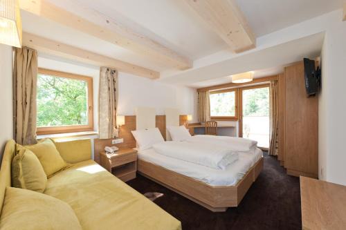 Cornedo All'isarco Hotel | Discover Gasthof Zur Sonne: Family-Friendly Retreat with Spa