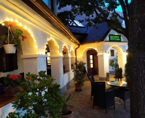 Paty Hotel | Pet-Friendly Gastland M1 Hotel with Breakfast & Hot Tub