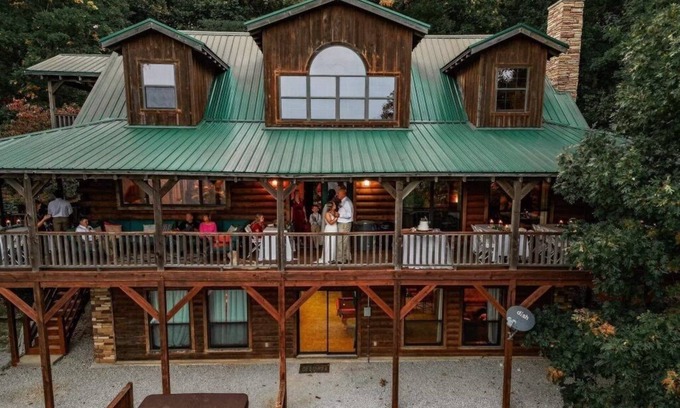 Vendor House | Gaston’s View: Guest Rated 10/10 with Pool & Spa Amenities