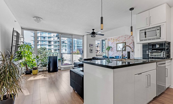 Crosstown Condo | Prime Gastown Downtown Apartment with Pool & Breakfast