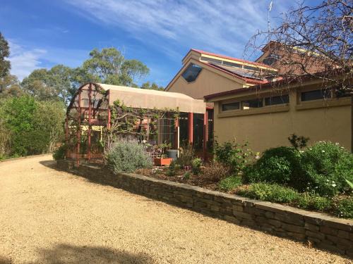 Strathalbyn House | Cozy Gasworks B&B Cottages with Delightful Breakfast Included