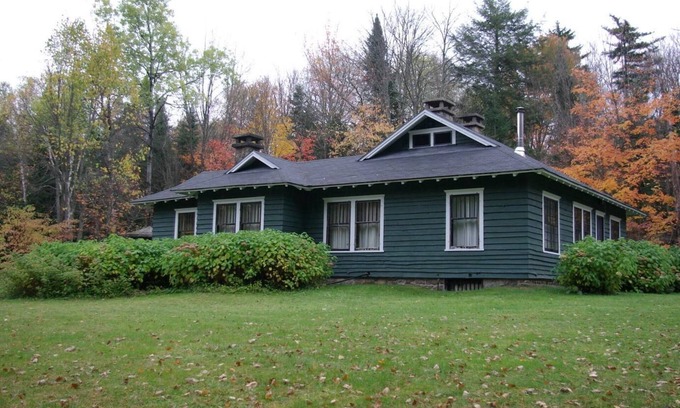 Meacham Cottage | Pet-Friendly Gate Cottage: Family-Friendly with Breakfast