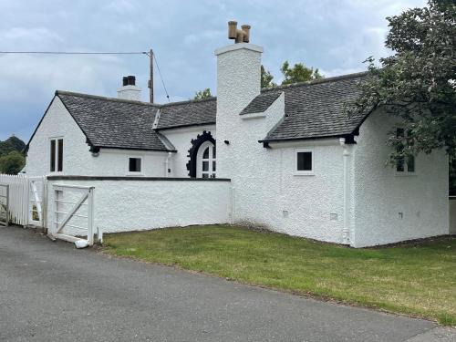 Newton House | Pet-Friendly Getaway at Gate Lodge - 4 Star with High Ratings