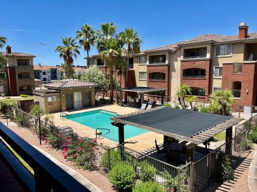 Camelback East House | Relaxing Gated Condo with Pool, Spa & Gym Near the Zoo