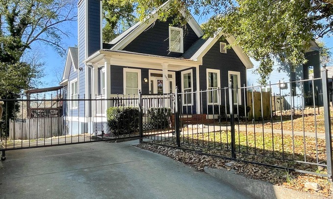 Atlanta House | Pet-Friendly King Suite with Spa near Midtown & Tech Hub